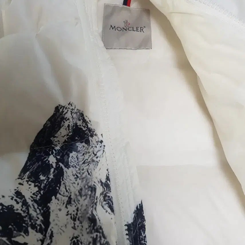 [SOLD OUT] 몽클레어 화이트 산 프린팅 패딩