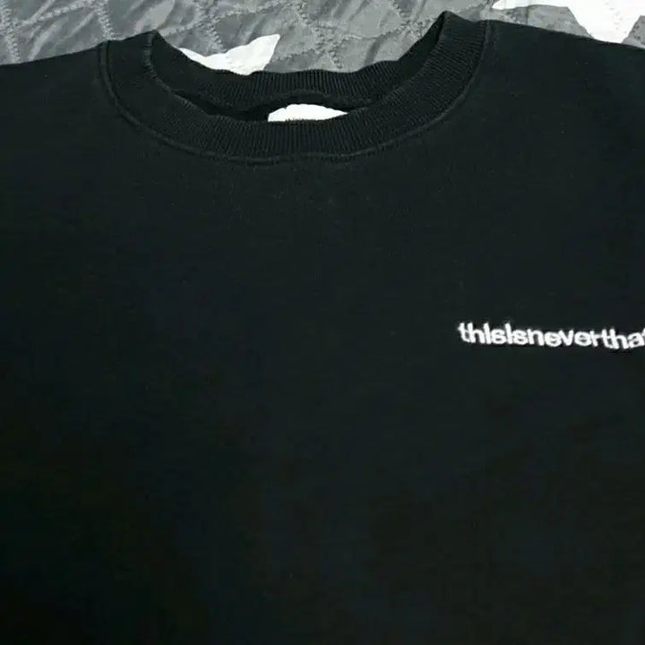 [BUNJANG] thisisneverthat International Embroidered Lettering Fleece Sweatshirt (M) / 디스이즈네버댓 인터네셔널 자수 레터링 기모 맨투맨 (M)