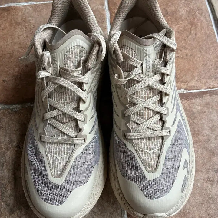 [BUNJANG] Hoka Tekton 2 Oatmeal Running Shoes (250) / 호카 텍톤 x 2 오트밀&amp;오트밀크 (250)
