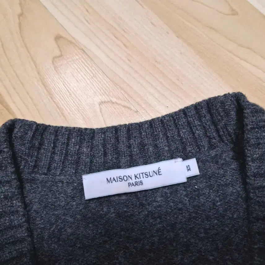 [BUNJANG] Maison Kitsune Baby Fox Patch Women's Wool V-Neck Cardigan / 메종키츠네 베이비 폭스 패치 여성 울 브이넥 가디건 니트