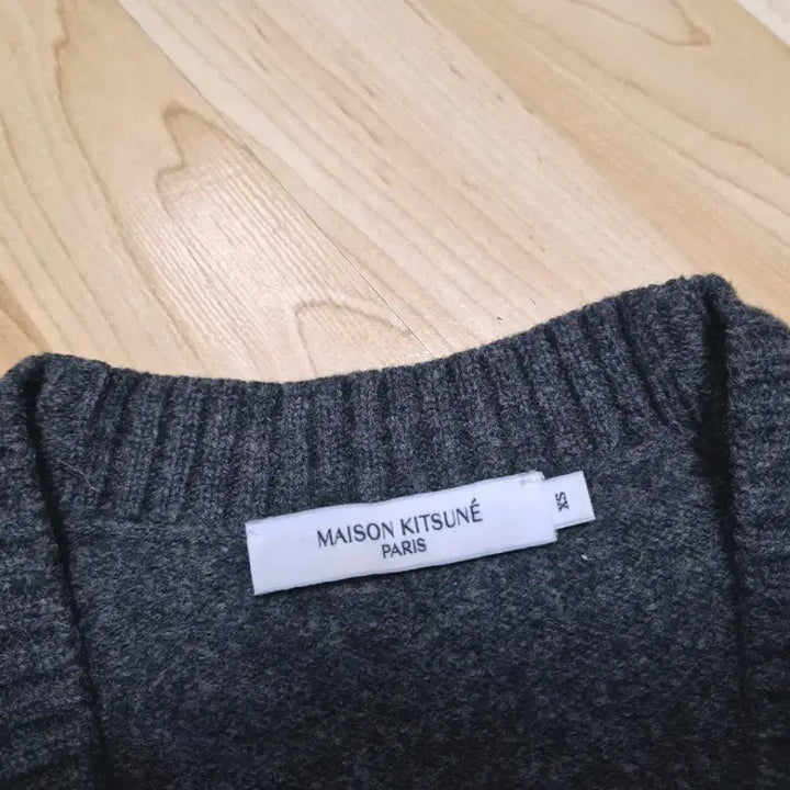 [BUNJANG] Maison Kitsune Baby Fox Patch Women's Wool V-Neck Cardigan / 메종키츠네 베이비 폭스 패치 여성 울 브이넥 가디건 니트