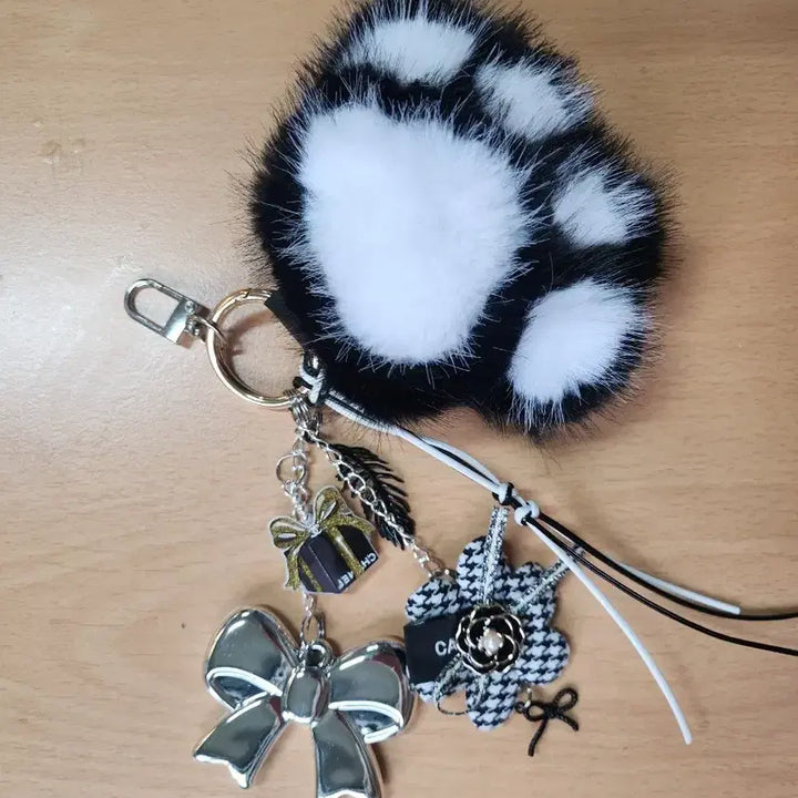 [BUNJANG] Handmade Cat Paw Keyring / 블랙 화이트 고양이 발바닥 주렁 키링(핸드메이드)