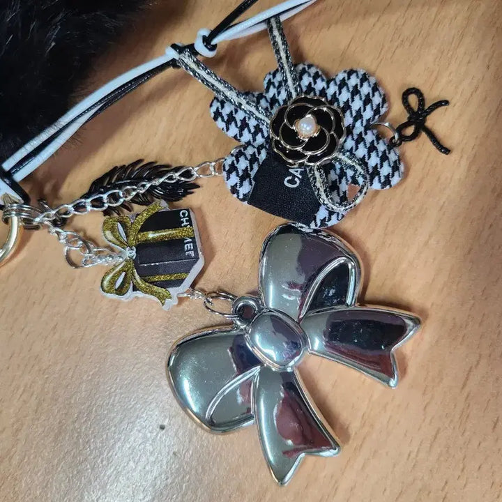 [BUNJANG] Handmade Cat Paw Keyring / 블랙 화이트 고양이 발바닥 주렁 키링(핸드메이드)