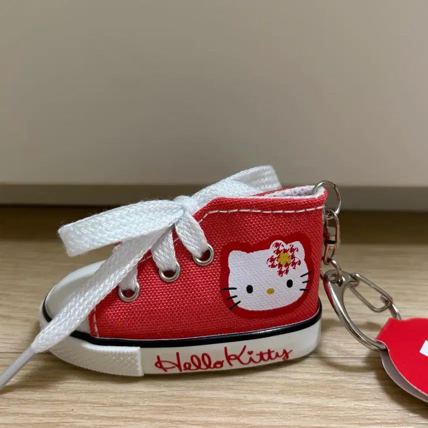 [BUNJANG] Hello Kitty Kao Hana Sneakers Keychain / (할인) 산리오 헬로키티 카오하나 스니커즈 키링