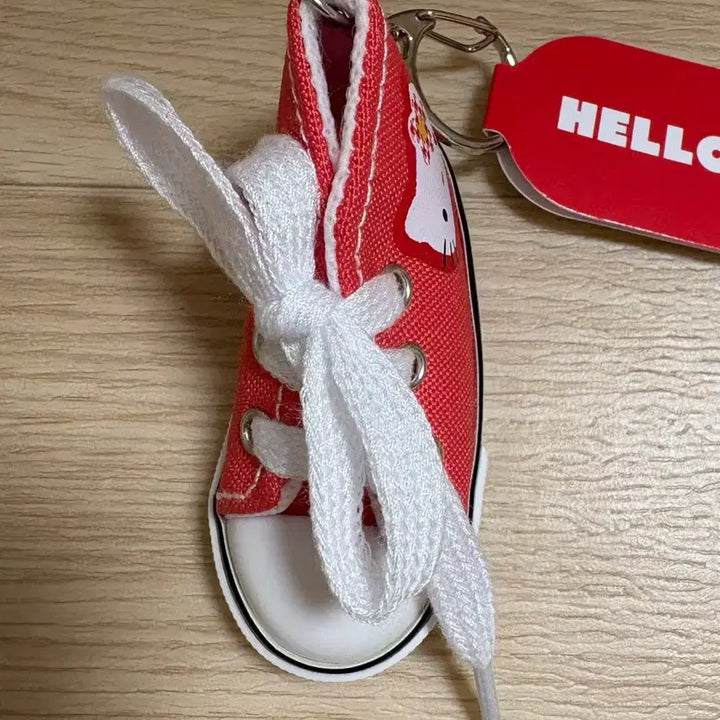 [BUNJANG] Hello Kitty Kao Hana Sneakers Keychain / (할인) 산리오 헬로키티 카오하나 스니커즈 키링