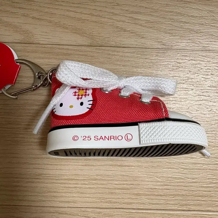 [BUNJANG] Hello Kitty Kao Hana Sneakers Keychain / (할인) 산리오 헬로키티 카오하나 스니커즈 키링