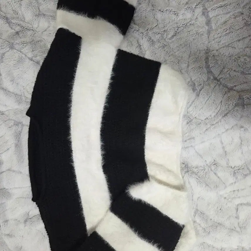 [BUNJANG] Striped Semi-Crop Oversized Knit Sweater / 여성 세미크롭 오버핏 줄무늬 니트