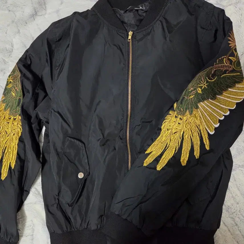 [BUNJANG] Embroidered Eagle Wing Bomber Jacket / 스카잔 금빛 자수 독수리 날개 항공점퍼 블루종