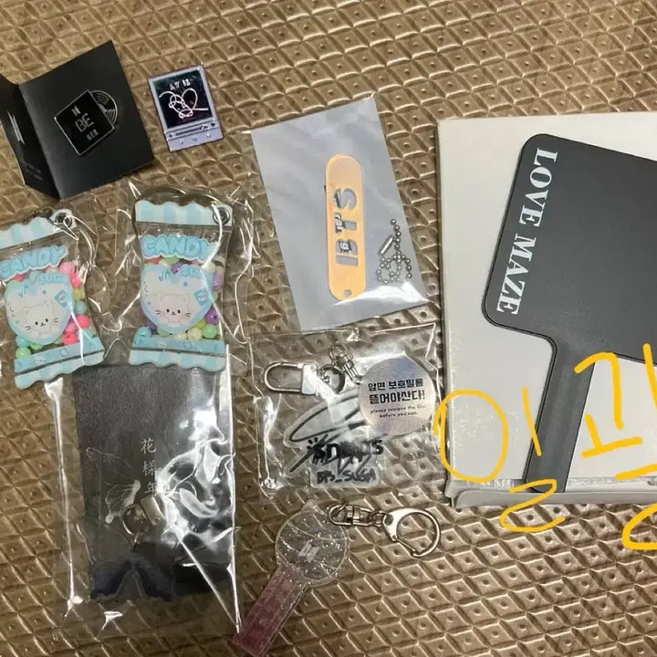 [BUNJANG] BTS Bundle Set Metal Badge & Hand Mirror / 방탄 BTS 키링 금속뱃지 손거울 일괄 양도