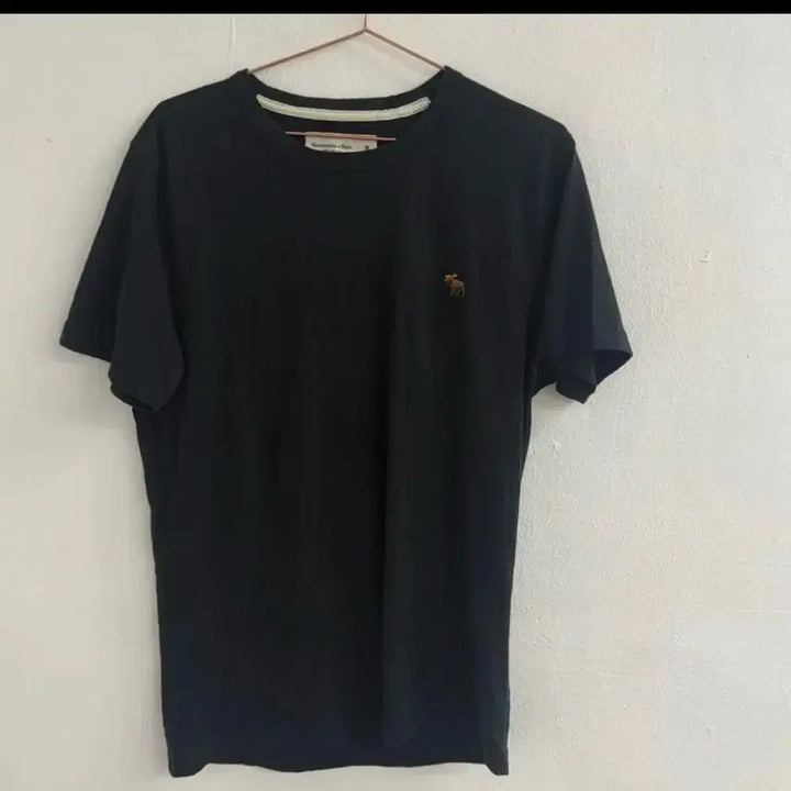 [SOLD OUT] 아베크롬비 스몰 로고 포인트 블랙 티셔트 M