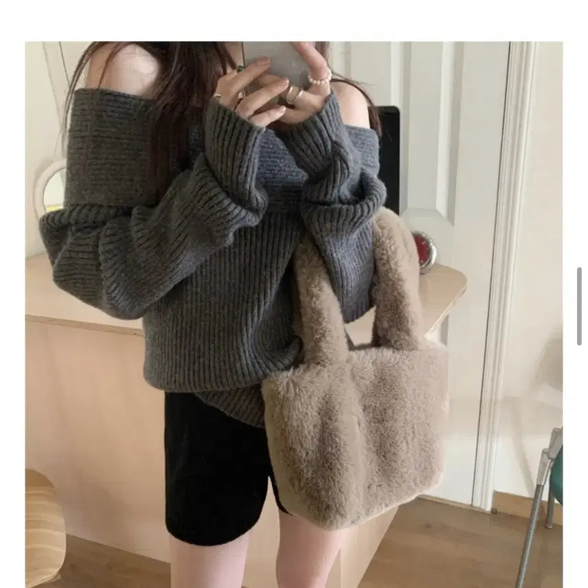 [BUNJANG] Unspecified Off-Shoulder Knit / 차콜그레이 오프숄더 니트