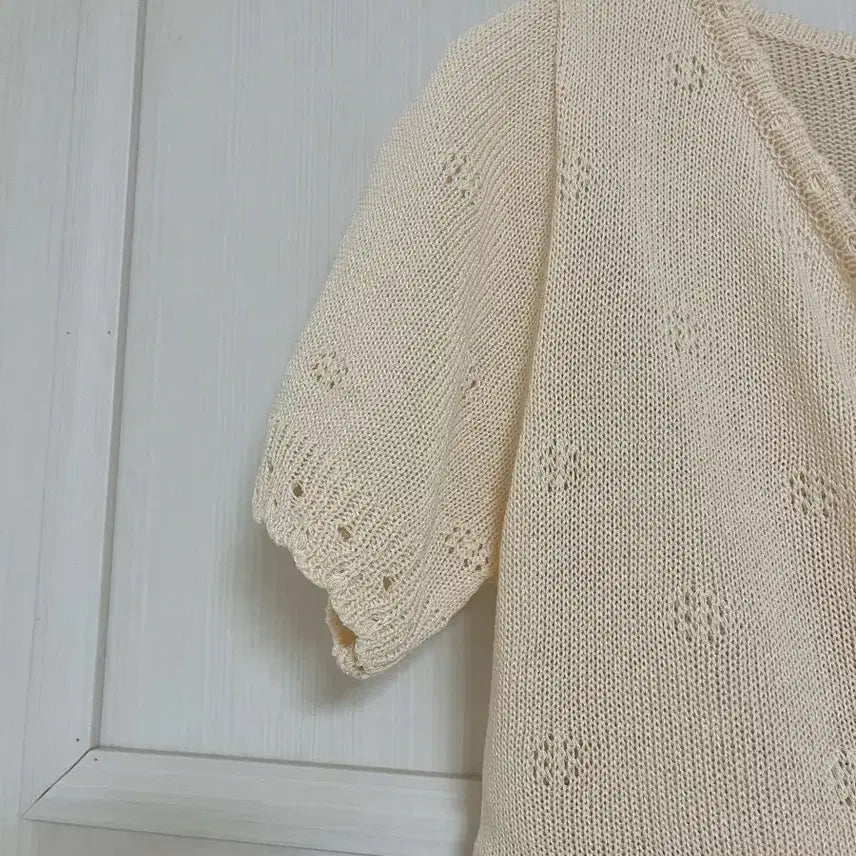 [BUNJANG] Ivory Punching Lab Knit Crop Cardigan / 에딘버러 아이보리 펀칭 랩 니트 크롭 가디건