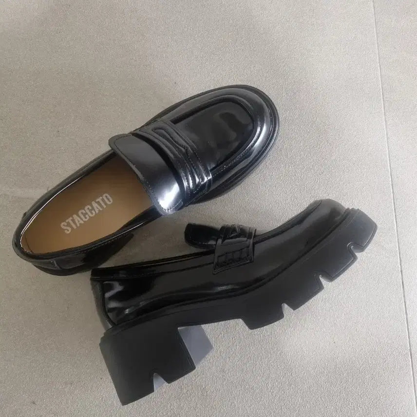 [SOLD OUT] 정품 스타카토 블랙 에나멜 로퍼
