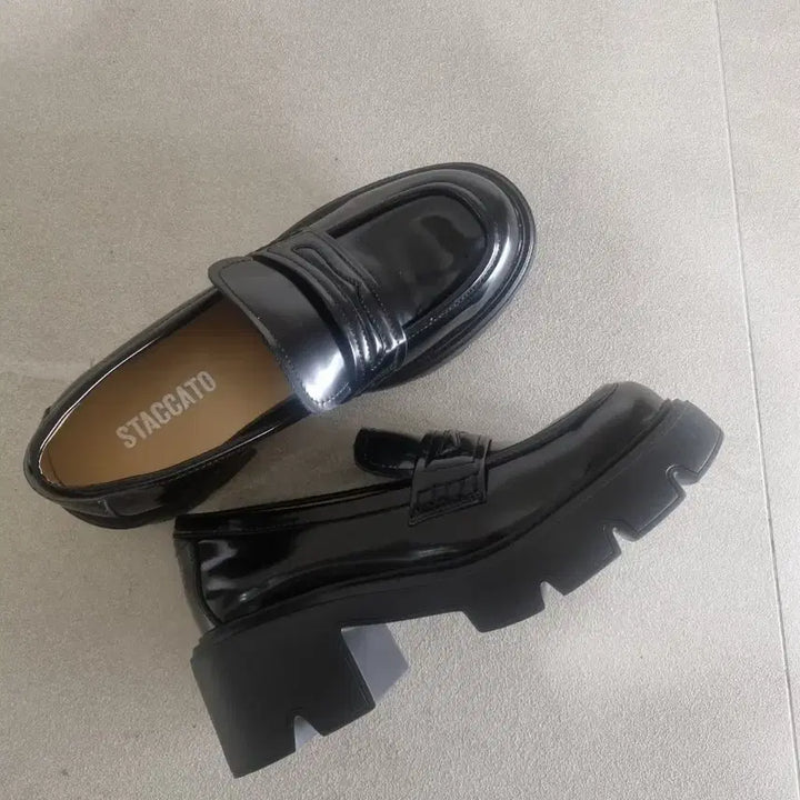 [SOLD OUT] 정품 스타카토 블랙 에나멜 로퍼