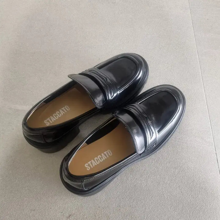 [SOLD OUT] 정품 스타카토 블랙 에나멜 로퍼