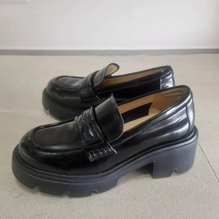 [SOLD OUT] 정품 스타카토 블랙 에나멜 로퍼