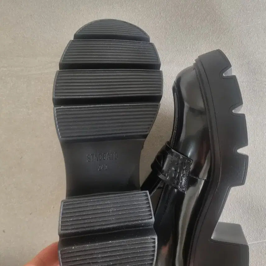 [SOLD OUT] 정품 스타카토 블랙 에나멜 로퍼
