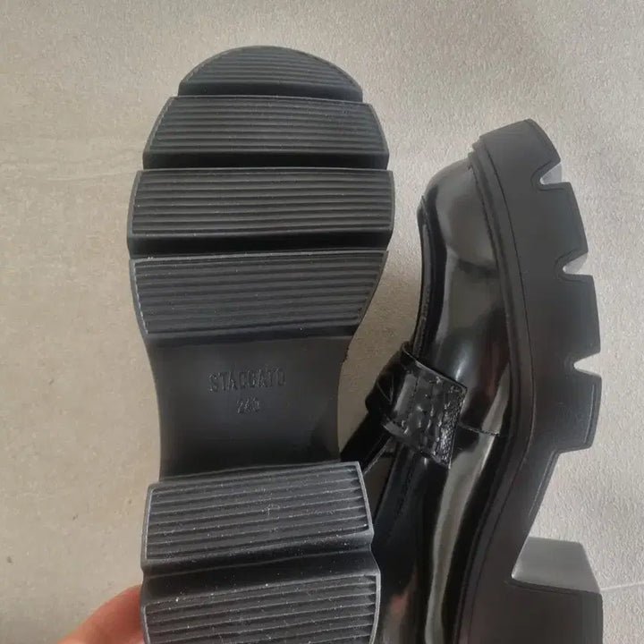 [SOLD OUT] 정품 스타카토 블랙 에나멜 로퍼