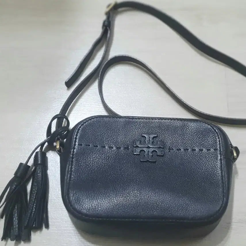 [BUNJANG] Tory Burch Black Leather Crossbody Bag / 토리버치 블랙 가죽 태슬 크로스백