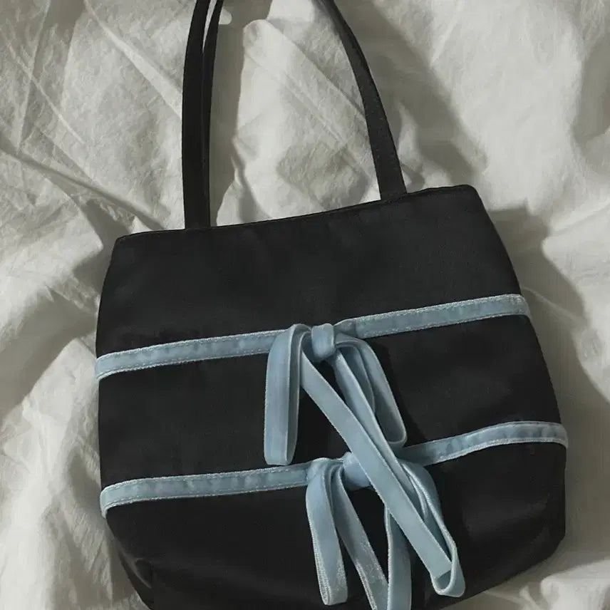 [BUNJANG] 핍펫 pippet 토트백 Ribbon Silk Bag (black) / 핍펫 pippet 토트백 Ribbon Silk Bag (black)