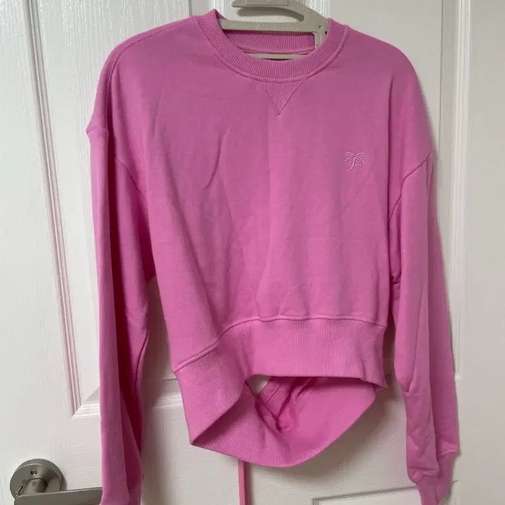 [BUNJANG] Jolyraid Heart Cutout Sweatshirt / 졸리레이드 하트 컷아웃 스웻 셔츠