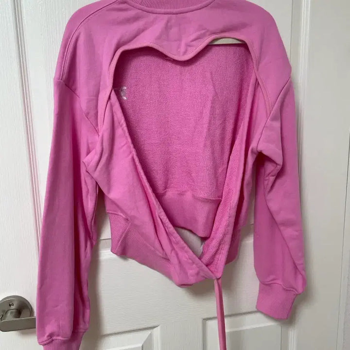 [BUNJANG] Jolyraid Heart Cutout Sweatshirt / 졸리레이드 하트 컷아웃 스웻 셔츠