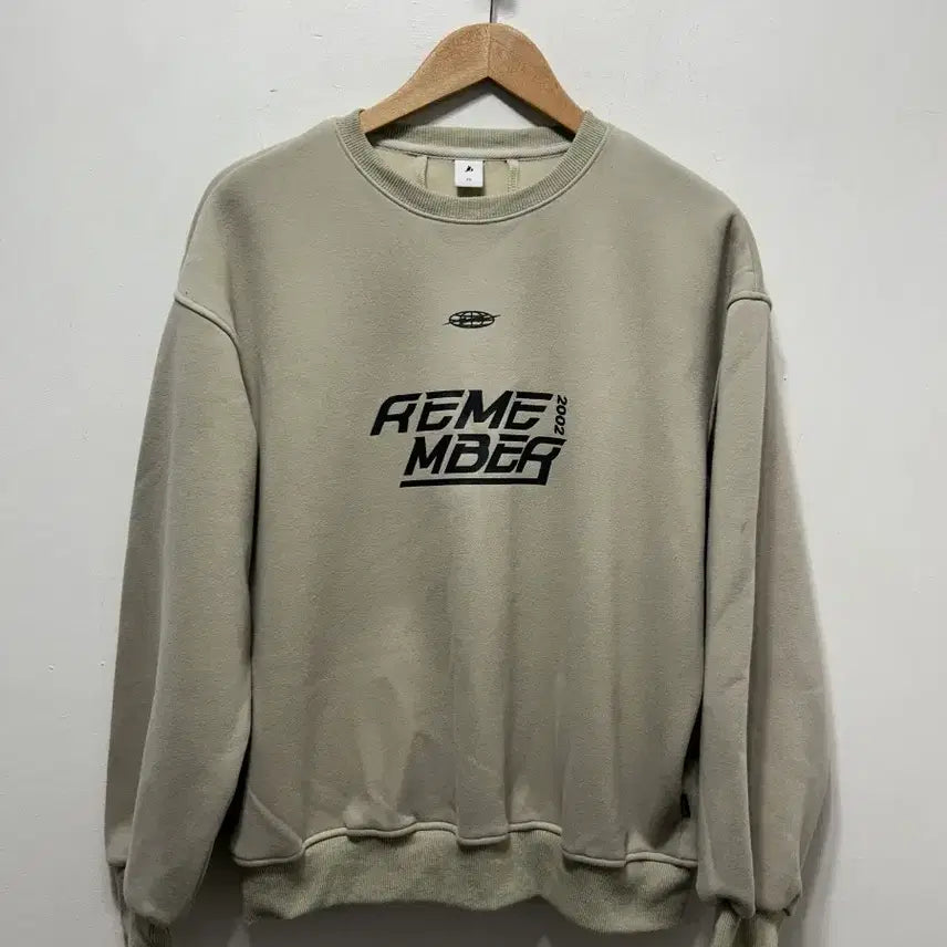 [BUNJANG] REMEMBER Beige Crewneck Sweatshirt M / REMEMBER 베이지색 맨투맨 티셔츠 M
