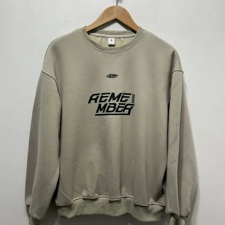 [BUNJANG] REMEMBER Beige Crewneck Sweatshirt M / REMEMBER 베이지색 맨투맨 티셔츠 M