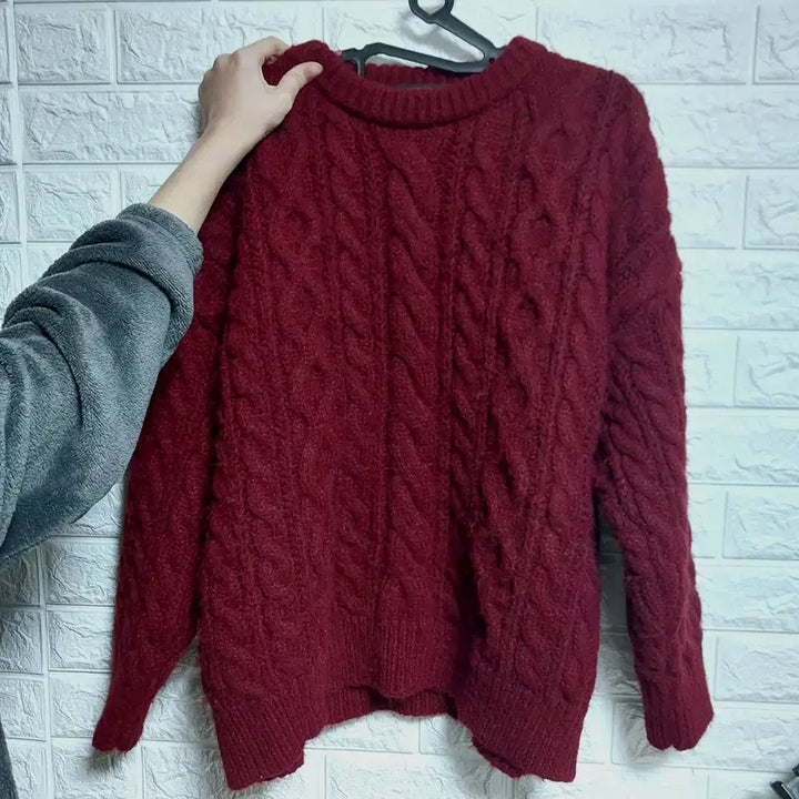 [BUNJANG] Manique Conte Wool Loose Fit Cable Knit Burgundy Sweater / 매니크 콩테 울 루즈핏 꽈배기 니트 버건디