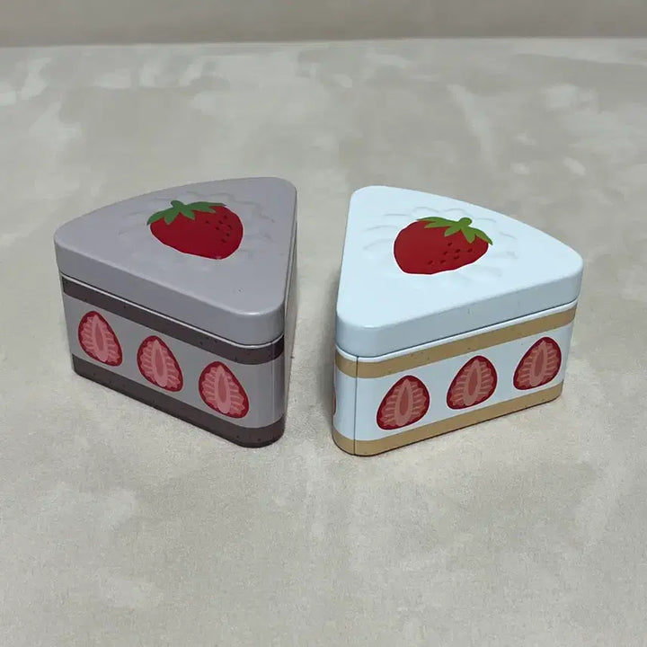[BUNJANG] Strawberry Cake Tin Case Set (Chocolate Only) / 딸기 케이크 모양 틴케이스 세트(초코만 남음)