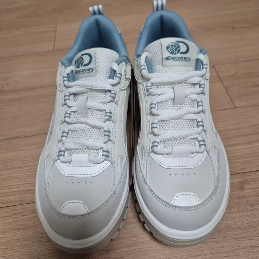 [BUNJANG] Discovery 235mm White and Blue Trekking Shoes / [새제품] 디스커버리 운동화 235mm