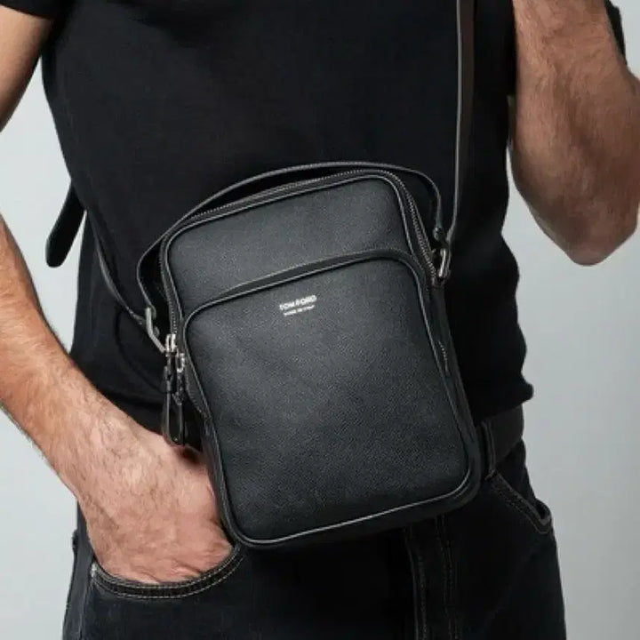 [BUNJANG] Tom Ford Berkeley Leather Messenger Bag Black / 톰포드 버클리 레더 메신저백 블랙