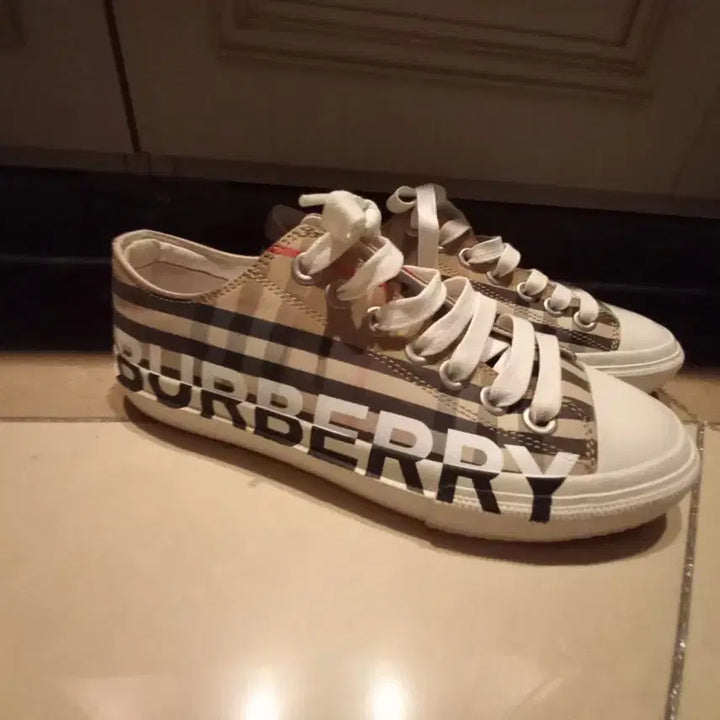 [BUNJANG] Burberry Check Logo Sneakers (235) / 버버리 체크 로고 스니커즈 235(실착 1번)