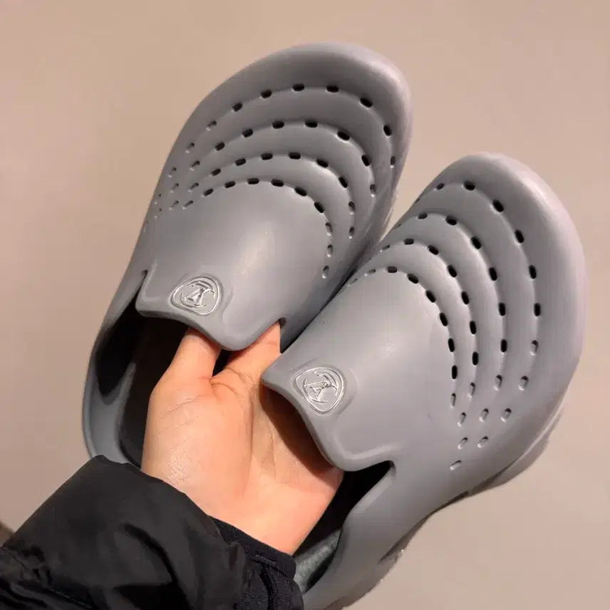 [BUNJANG] Louis Vuitton Shark Clogs / 루이비통 샤크 클로그