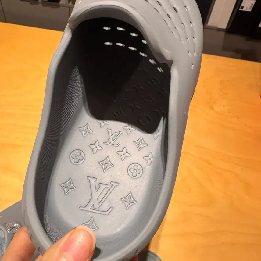 [BUNJANG] Louis Vuitton Shark Clogs / 루이비통 샤크 클로그