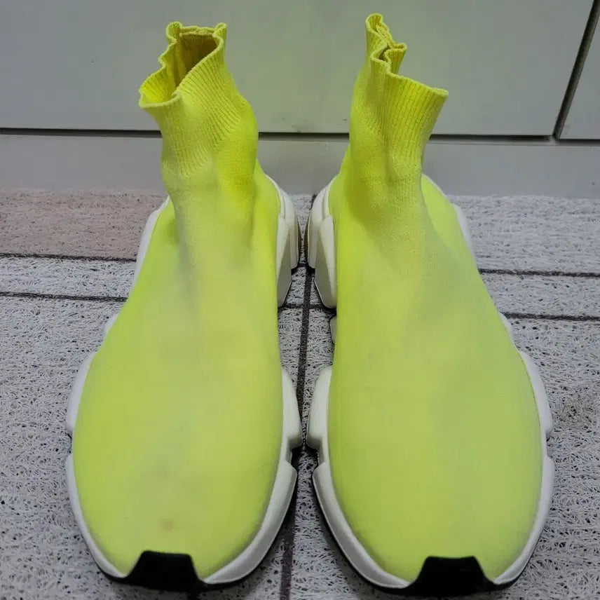 [BUNJANG] Balenciaga Speedrunner Neon Yellow Sneakers / 발렌시아가 스피드러너 네온 옐로우 37