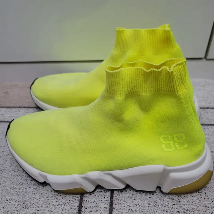 [BUNJANG] Balenciaga Speedrunner Neon Yellow Sneakers / 발렌시아가 스피드러너 네온 옐로우 37