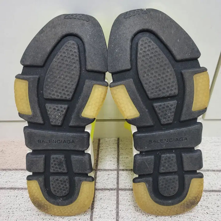 [BUNJANG] Balenciaga Speedrunner Neon Yellow Sneakers / 발렌시아가 스피드러너 네온 옐로우 37