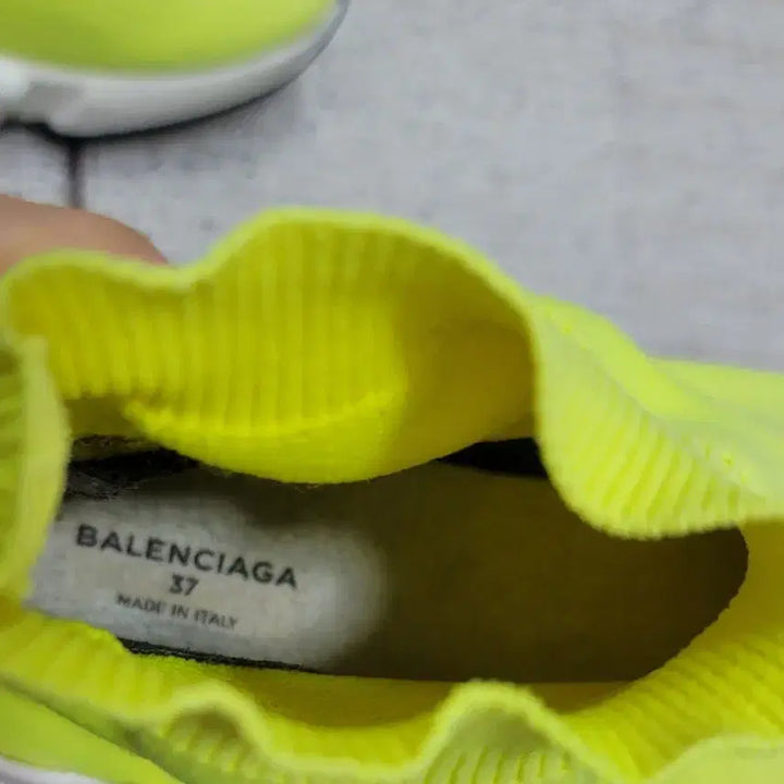 [BUNJANG] Balenciaga Speedrunner Neon Yellow Sneakers / 발렌시아가 스피드러너 네온 옐로우 37
