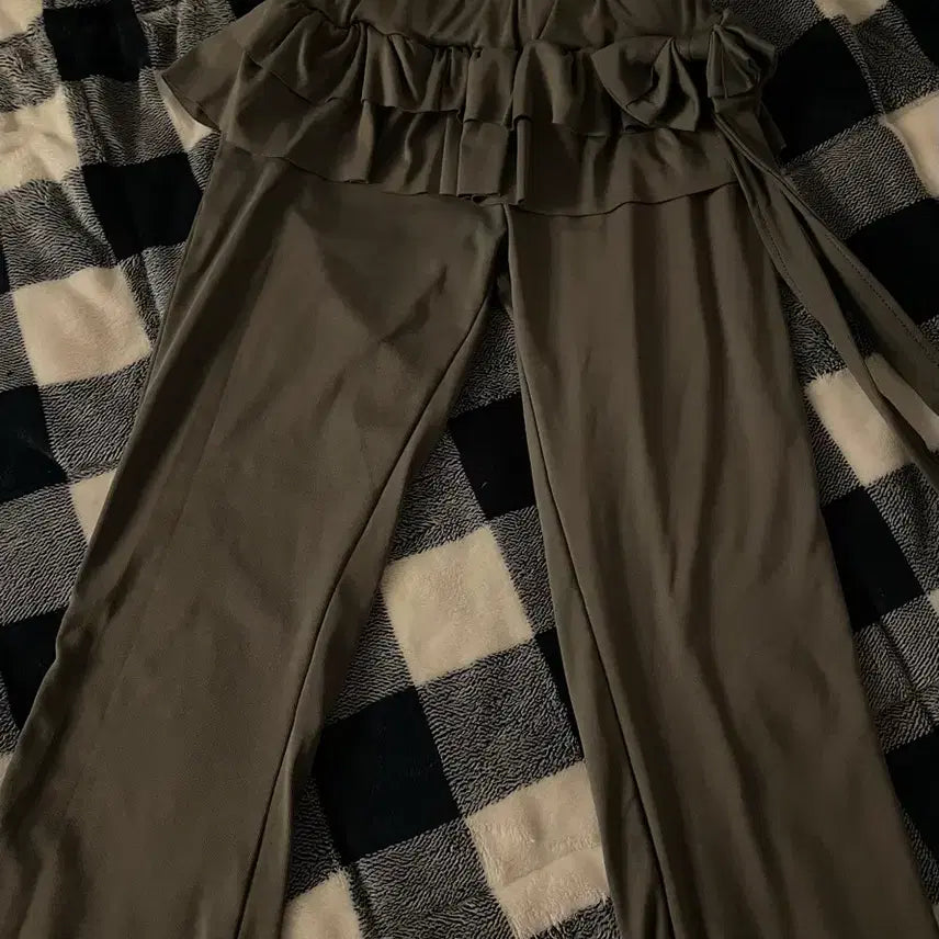 [BUNJANG] Lowrise Frill Bootcut Leggings / 로우라이즈 프릴 부츠컷 레깅스 에이블리 교신