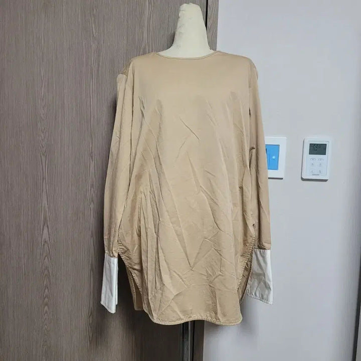 [BUNJANG] Chicks Label Beige Long Blouse / 강남 칙스라벨 배색 소매 베이지 롱 블라우스