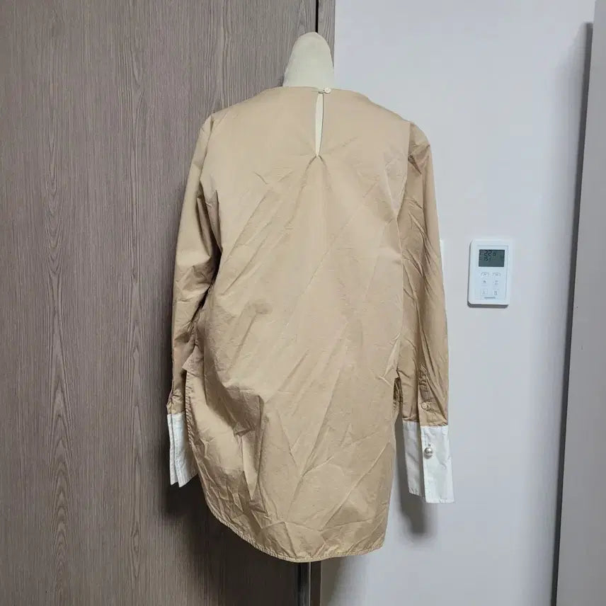 [BUNJANG] Chicks Label Beige Long Blouse / 강남 칙스라벨 배색 소매 베이지 롱 블라우스