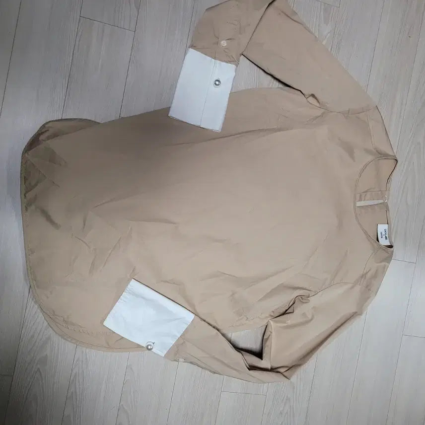 [BUNJANG] Chicks Label Beige Long Blouse / 강남 칙스라벨 배색 소매 베이지 롱 블라우스