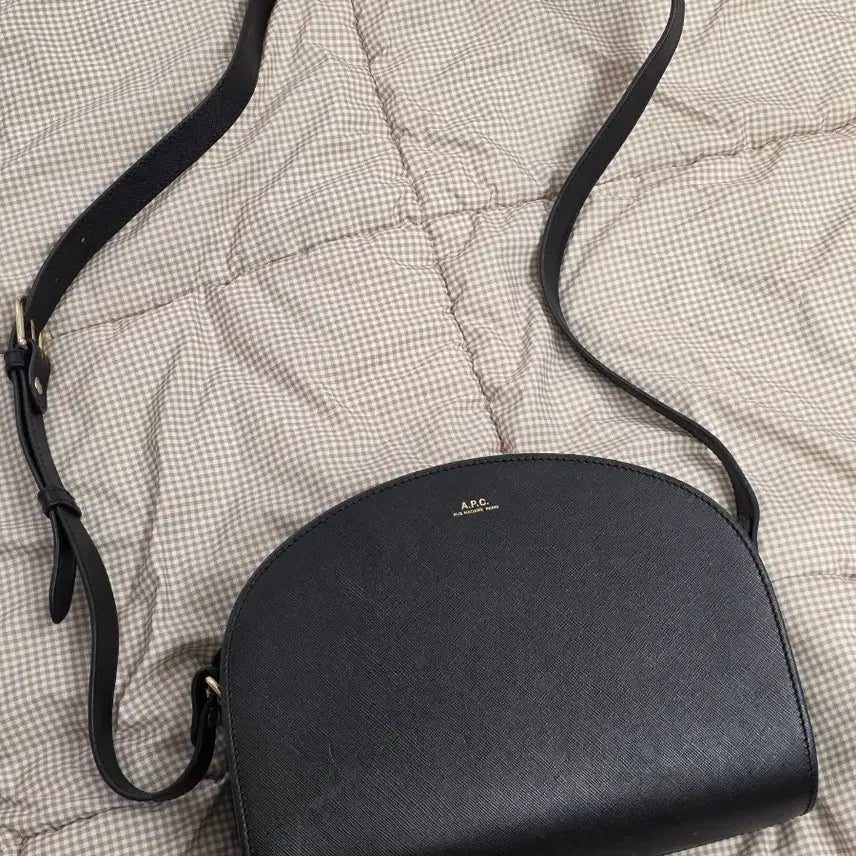 [BUNJANG] A.P.C. Half Moon Black Crossbody Bag / A.P.C. 아페쎄 하프문 블랙 가방 크로스백