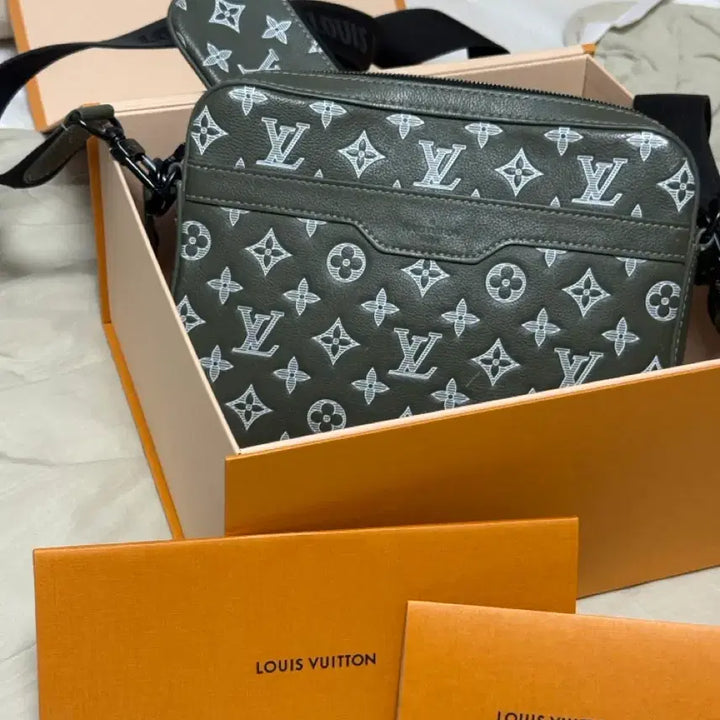 [BUNJANG] Louis Vuitton Shadow Monogram Trio Messenger Bag / [정품] 루이비통 쉐도우 모노그램 트리오 메신저백 카키