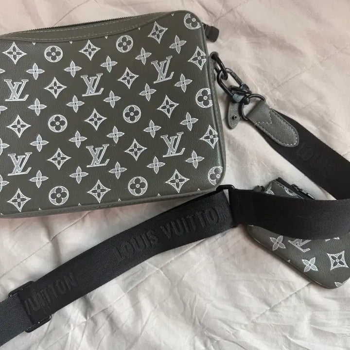 [BUNJANG] Louis Vuitton Shadow Monogram Trio Messenger Bag / [정품] 루이비통 쉐도우 모노그램 트리오 메신저백 카키