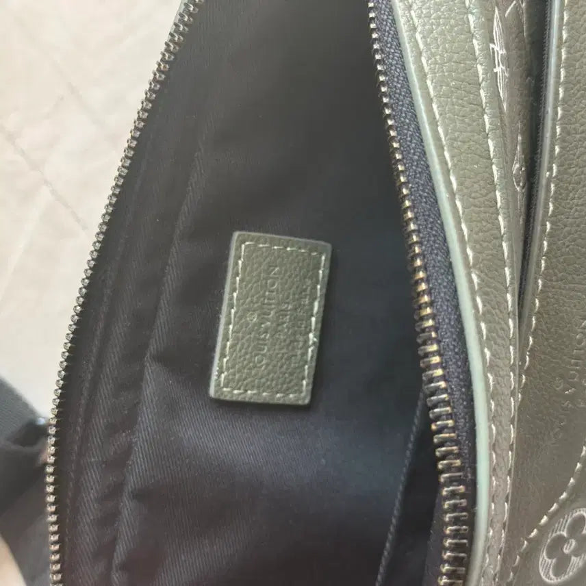 [BUNJANG] Louis Vuitton Shadow Monogram Trio Messenger Bag / [정품] 루이비통 쉐도우 모노그램 트리오 메신저백 카키