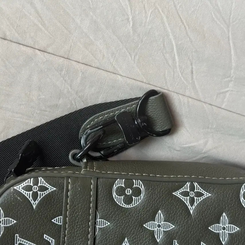 [BUNJANG] Louis Vuitton Shadow Monogram Trio Messenger Bag / [정품] 루이비통 쉐도우 모노그램 트리오 메신저백 카키