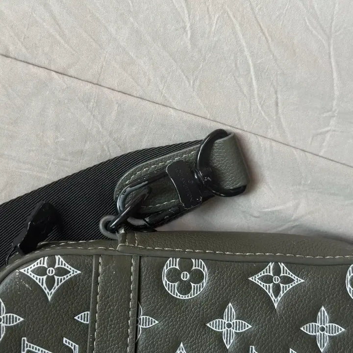 [BUNJANG] Louis Vuitton Shadow Monogram Trio Messenger Bag / [정품] 루이비통 쉐도우 모노그램 트리오 메신저백 카키