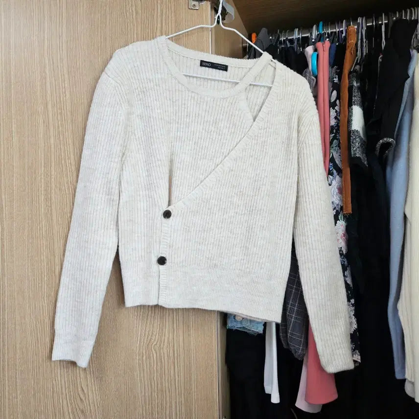 [BUNJANG] SPAO Slant Button Knit Sweater / SPAO 사선버튼 니트 아이보리 트임